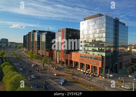 Blick aus der Vogelperspektive auf das Geschäftsviertel Oliwa von Gdańsk, moderne Architektur von Glasgebäuden bei Tageslicht mit belebten Straßen, von der Drohne erfasst Stockfoto