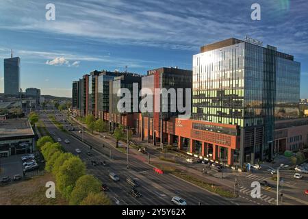 Blick aus der Vogelperspektive auf das Geschäftsviertel Oliwa von Gdańsk, moderne Architektur von Glasgebäuden bei Tageslicht mit belebten Straßen, von der Drohne erfasst Stockfoto