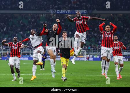 Mailand, Italien. September 2024. Die Spieler des AC Mailand feiern den Sieg am Ende des Spiels während des Fußballspiels der Serie A 2024/25 zwischen dem FC Internazionale und dem AC Mailand im Giuseppe Meazza Stadion. Endresultate; Inter 1 | 2 Mailand. Quelle: SOPA Images Limited/Alamy Live News Stockfoto