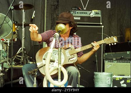 Bob Log III von Doo Rag Hammers auf improvisierten Instrumenten während ihres Lollapalooza-Bühnenauftritts 1995. Sein unverwechselbarer Slide-Gitarrenstil und die Verwendung unorthodoxer Objekte tragen zum einzigartigen Sound der Band bei. Doo Rag ist wegen ihres Beitrags zur Lo-fi-Blues-Punkszene der 1990er Jahre von Bedeutung Ihre Musik, geprägt von einem rauen, unpolierten Klang, kombiniert Elemente des traditionellen Delta Blues mit experimentellem Punk. Die Band gewann durch ihre unkonventionellen Auftritte, die hausgemachte Instrumente und den kreativen Einsatz von Alltagsgegenständen als Percussion beinhalteten, eine Kultnachfolge. Doo Lappen Stockfoto