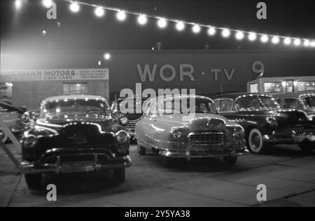 Ein Autohändler in New York City in der Nähe der WWOR-TV-Studios C. 1952. Stockfoto