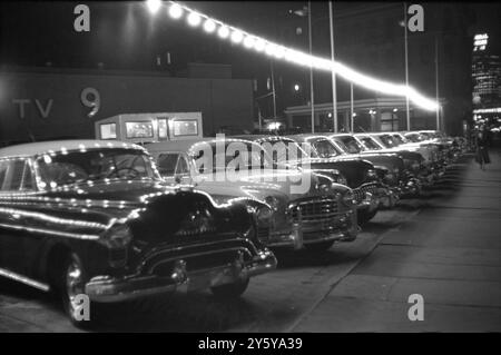 Ein Autohändler in New York City in der Nähe der WWOR-TV-Studios C. 1952. Stockfoto