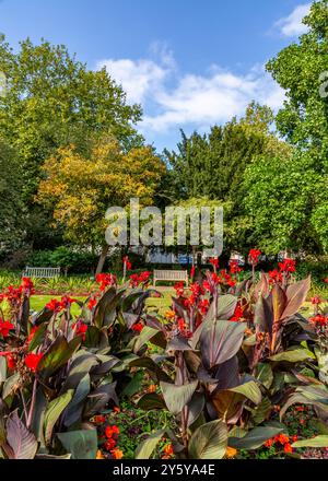 Wunderschöne pulsierende Landschaft in Jephson Gardens, Leamington Spa, Großbritannien. Stockfoto