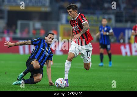 Mailand, Italien. September 2024. (R-L) Christian Pulisic vom AC Milan tritt im Giuseppe Meazza Stadium 2024/25 gegen Hakan Calhanoglu vom FC Internazionale um den Ball an. Endresultate; Inter 1 | 2 Mailand. (Foto: Fabrizio Carabelli/SOPA Images/SIPA USA) Credit: SIPA USA/Alamy Live News Stockfoto