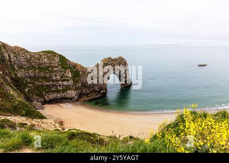 Durdle Door, Dorset, UK, England, Durdle Door UK, Durdle Door Dorset, Durdle Door England, Naturbogen, Meereslandschaft, Landschaft, Strand, Meer, Meer, Stockfoto