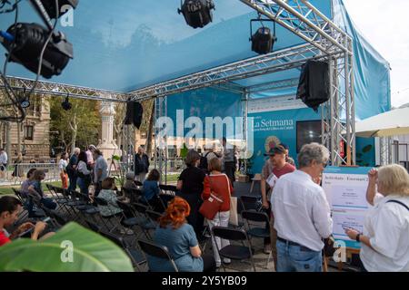 Barcelona ist in die katalanische Buchwoche eingetaucht, eine Messe, die wegen des America's Cup an einen anderen Ort verlegt werden musste. Die Messe, die Erwachsene und junge Menschen willkommen heißt, ist optimistisch, da 3 von 4 in Katalonien gekauften Büchern auf Katalanisch sind.“ Barcelona está inmersa en la Semana del Libro en Catalán, una feria que, debido a la Copa América, ha tenido que cambiar de ubicación. La feria, que recibe tanto a adultos como a jóvenes, es optimista, ya que 3 de cada 4 libros comprados en Catalu&#xf1;a están en Catalán. Nachrichten, Cronaca, Barcelo Stockfoto