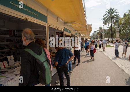 Barcelona ist in die katalanische Buchwoche eingetaucht, eine Messe, die wegen des America's Cup an einen anderen Ort verlegt werden musste. Die Messe, die Erwachsene und junge Menschen willkommen heißt, ist optimistisch, da 3 von 4 in Katalonien gekauften Büchern auf Katalanisch sind.“ Barcelona está inmersa en la Semana del Libro en Catalán, una feria que, debido a la Copa América, ha tenido que cambiar de ubicación. La feria, que recibe tanto a adultos como a jóvenes, es optimista, ya que 3 de cada 4 libros comprados en Catalu&#xf1;a están en Catalán. Nachrichten, Cronaca, Barcelo Stockfoto