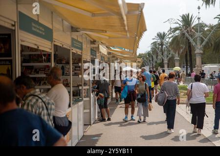 Barcelona ist in die katalanische Buchwoche eingetaucht, eine Messe, die wegen des America's Cup an einen anderen Ort verlegt werden musste. Die Messe, die Erwachsene und junge Menschen willkommen heißt, ist optimistisch, da 3 von 4 in Katalonien gekauften Büchern auf Katalanisch sind.“ Barcelona está inmersa en la Semana del Libro en Catalán, una feria que, debido a la Copa América, ha tenido que cambiar de ubicación. La feria, que recibe tanto a adultos como a jóvenes, es optimista, ya que 3 de cada 4 libros comprados en Catalu&#xf1;a están en Catalán. Nachrichten, Cronaca, Barcelo Stockfoto