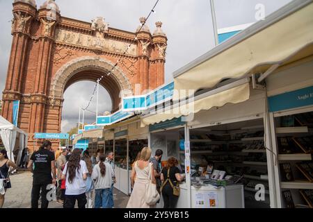 Barcelona ist in die katalanische Buchwoche eingetaucht, eine Messe, die wegen des America's Cup an einen anderen Ort verlegt werden musste. Die Messe, die Erwachsene und junge Menschen willkommen heißt, ist optimistisch, da 3 von 4 in Katalonien gekauften Büchern auf Katalanisch sind.“ Barcelona está inmersa en la Semana del Libro en Catalán, una feria que, debido a la Copa América, ha tenido que cambiar de ubicación. La feria, que recibe tanto a adultos como a jóvenes, es optimista, ya que 3 de cada 4 libros comprados en Catalu&#xf1;a están en Catalán. Nachrichten, Cronaca, Barcelo Stockfoto