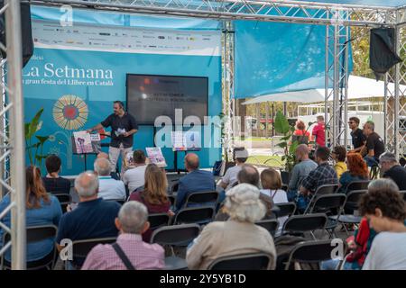 Barcelona ist in die katalanische Buchwoche eingetaucht, eine Messe, die wegen des America's Cup an einen anderen Ort verlegt werden musste. Die Messe, die Erwachsene und junge Menschen willkommen heißt, ist optimistisch, da 3 von 4 in Katalonien gekauften Büchern auf Katalanisch sind.“ Barcelona está inmersa en la Semana del Libro en Catalán, una feria que, debido a la Copa América, ha tenido que cambiar de ubicación. La feria, que recibe tanto a adultos como a jóvenes, es optimista, ya que 3 de cada 4 libros comprados en Catalu&#xf1;a están en Catalán. Nachrichten, Cronaca, Barcelo Stockfoto