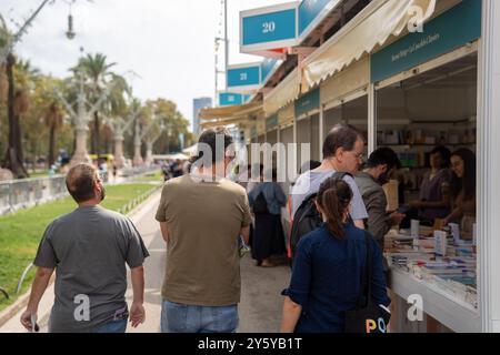 Barcelona ist in die katalanische Buchwoche eingetaucht, eine Messe, die wegen des America's Cup an einen anderen Ort verlegt werden musste. Die Messe, die Erwachsene und junge Menschen willkommen heißt, ist optimistisch, da 3 von 4 in Katalonien gekauften Büchern auf Katalanisch sind.“ Barcelona está inmersa en la Semana del Libro en Catalán, una feria que, debido a la Copa América, ha tenido que cambiar de ubicación. La feria, que recibe tanto a adultos como a jóvenes, es optimista, ya que 3 de cada 4 libros comprados en Catalu&#xf1;a están en Catalán. Nachrichten, Cronaca, Barcelo Stockfoto