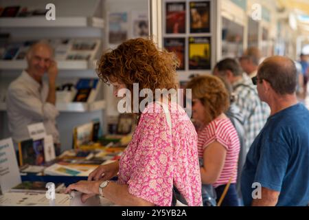 Barcelona ist in die katalanische Buchwoche eingetaucht, eine Messe, die wegen des America's Cup an einen anderen Ort verlegt werden musste. Die Messe, die Erwachsene und junge Menschen willkommen heißt, ist optimistisch, da 3 von 4 in Katalonien gekauften Büchern auf Katalanisch sind.“ Barcelona está inmersa en la Semana del Libro en Catalán, una feria que, debido a la Copa América, ha tenido que cambiar de ubicación. La feria, que recibe tanto a adultos como a jóvenes, es optimista, ya que 3 de cada 4 libros comprados en Catalu&#xf1;a están en Catalán. Nachrichten, Cronaca, Barcelo Stockfoto