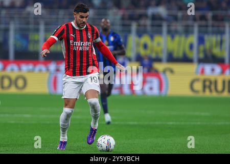 Theo Hernandez vom AC Milan wurde 2024/25 im Giuseppe Meazza Stadion in der Serie A zwischen dem FC Internazionale und dem AC Milan in Aktion gesehen Stockfoto