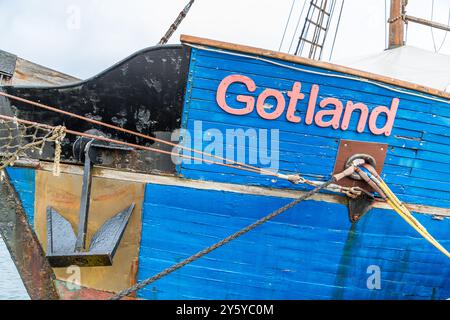 Bug eines alten Segelschiffes namens Gotland im Hafen von Kappeln an der Schlei. Das undichte und stillgelegte Segelschiff Gotland verrottet im südlichen Hafen von Kappeln. Am Hafen, Kappeln, Schleswig-Holstein, Deutschland Stockfoto