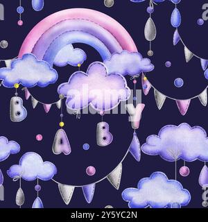 Ein genähter Regenbogen mit Wolken und Buchstaben BABY, Girlande Fahnen, Punkte, die an Seilen in blau, lila und rosa hängen. Süßes, von Hand gezeichnetes Aquarell Stockfoto