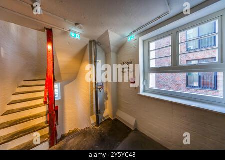 Alte Treppe im ehemaligen Südspeicher in Kappeln. Viele Elemente des Betongebäudes aus den 1930er Jahren wurden beim Umbau von einem Getreidesilo zu einem Boutique-Hotel erhalten. Ein alter Nährstoffspeicher wurde nun in das Hotel am Südhafen, Kappeln, Schleswig-Holstein umgebaut Stockfoto