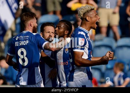 Lyle Taylor von Colchester United feiert das zweite Tor seiner Mannschaft, um die Punktzahl 2-0 zu erreichen – Colchester United gegen Tranmere Rovers, Sky Bet League Two, JobServe Community Stadium, Colchester, Großbritannien – 21. September 2024 nur redaktionelle Verwendung – DataCo-Einschränkungen gelten Stockfoto