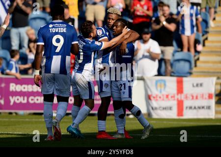 Lyle Taylor von Colchester United feiert das zweite Tor seiner Mannschaft, um die Punktzahl 2-0 zu erreichen – Colchester United gegen Tranmere Rovers, Sky Bet League Two, JobServe Community Stadium, Colchester, Großbritannien – 21. September 2024 nur redaktionelle Verwendung – DataCo-Einschränkungen gelten Stockfoto