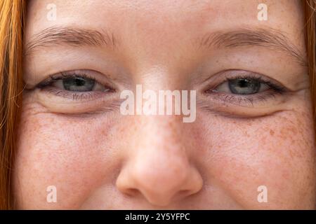 Nahaufnahme von Augen und Nase der Frau mit natürlichen Sommersprossen und Hautstruktur Stockfoto