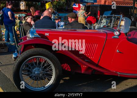 Sheringham, Norfolk, Großbritannien – 21. SEPTEMBER 2024: Roter britischer Oldtimer mit Union Jack-Flagge vorne Stockfoto