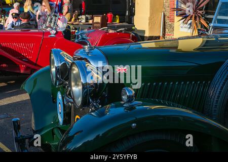 Sheringham, Norfolk, Großbritannien – 21. SEPTEMBER 2024: Klassisches Alvis Speed 20 SA Tourer-Oldtimer 1933 mit grüner Motorhaube Stockfoto