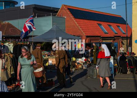 Holt, Norfolk, Vereinigtes Königreich - 21. SEPTEMBER 2024: Menschen, die in Vintage-Kleidung der 1940er Jahre gekleidet sind, nehmen am Wochenendfestival der 1940er Jahre Teil Stockfoto