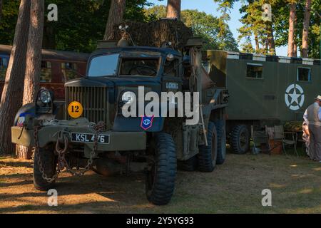 Holt, Norfolk, Großbritannien - 21. SEPTEMBER 2024: L4707615 umweltfreundlicher Militärwagen mit Ketten vorn Stockfoto