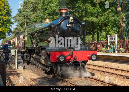 Holt, Norfolk, Vereinigtes Königreich - 21. SEPTEMBER 2024: Vorderansicht der alten Betton grange Dampflokomotive aus dem Jahr 6880 im Bahnhof Holt Stockfoto