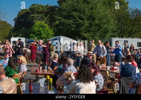 Holt, Norfolk, Vereinigtes Königreich - 21. SEPTEMBER 2024: Menschen in Vintage-Kleidung tanzen während des Wochenendes der 1940er Jahre Stockfoto