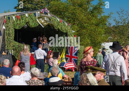 Holt, Norfolk, Großbritannien - 21. SEPTEMBER 2024: Menschen in Vintage-Kleidung genießen Vintage-Sängerinnen während des Wochenendes der 1940er Jahre Stockfoto