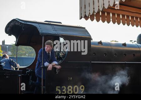 Sheringham, Norfolk, Vereinigtes Königreich – 21. SEPTEMBER 2024: Junger Mann in der Uniform des Zugingenieurs der 1940er Jahre sitzt auf der Fahrerseite der britischen Heritage 53809 Lokomotive Stockfoto