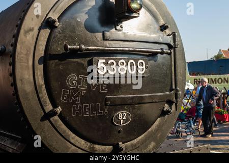 Sheringham, Norfolk, Großbritannien - 21. SEPTEMBER 2024: Vorderansicht der britischen Heritage 53809 Lokomotive mit „Gib em Hell!“ Darauf geschrieben Stockfoto