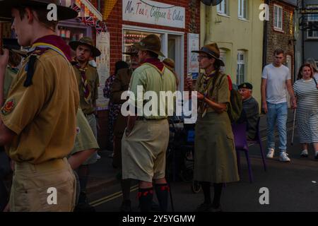Sheringham, Norfolk, Vereinigtes Königreich - 21. SEPTEMBER 2024: Foto von Menschen in 1940er-Pfadfinderuniformen, die während des Wochenendes der 1940er auf der Straße sprechen Stockfoto