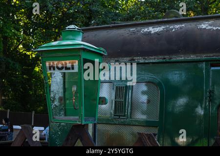Holt, Norfolk, Vereinigtes Königreich - 21. SEPTEMBER 2024: Grüne Vintage-Laterne auf dem Bahnsteig mit dem Namen Holt Station Stockfoto