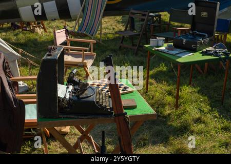 Holt, Norfolk, Großbritannien - 21. SEPTEMBER 2024: Armeegewehr der 1940er Jahre, Schreibmaschine und Schach während des Wochenendes der 1940er Jahre Stockfoto