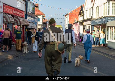 Sheringham, Norfolk, Vereinigtes Königreich - 21. SEPTEMBER 2024: Rückansicht eines Mannes, der Militäruniform der 1940er Jahre während des Wochenendes der 1940er Jahre auf der Straße herumlief Stockfoto