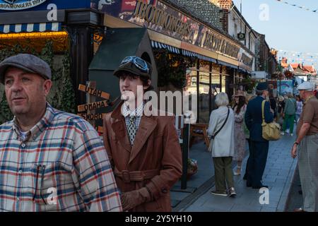 Sheringham, Norfolk, Großbritannien - 21. SEPTEMBER 2024: Foto eines Mannes, der im Sherlock Holmes-Outfit gekleidet war und eine Pfeife im Mund hatte, während des Wochenendes der 1940er Jahre Stockfoto