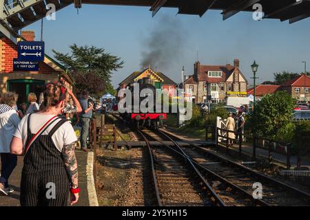 Sheringham, Norfolk, Großbritannien - 21. SEPTEMBER 2024: Menschen in Vintage-Kleidung der 1940er Jahre sehen sich an einem Wochenende der 1940er Jahre die britische Lokomotive Heritage 53809 an Stockfoto