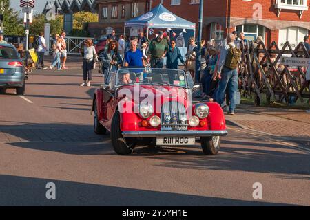 Sheringham, Norfolk, Großbritannien - 21. SEPTEMBER 2024: Roter Oldtimer auf der Straße während des Wochenendes der 1940er Jahre Stockfoto