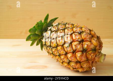 Frische reife Ananasfrucht isoliert auf hölzernem Hintergrund Stockfoto