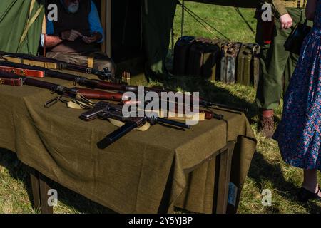 Holt, Norfolk, Vereinigtes Königreich - 21. SEPTEMBER 2024: Gewehre und Maschinengewehre aus dem Zweiten Weltkrieg während des Wochenendes der 1940er Jahre Stockfoto