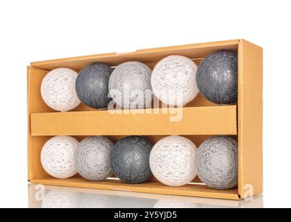 Eine elektrische, batteriebetriebene Girlande mit Diodenlampen in einem Papierkarton, Makro, isoliert auf weißem Hintergrund. Stockfoto