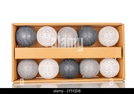 Eine elektrische, batteriebetriebene Girlande mit Diodenlampen in einem Papierkarton, Makro, isoliert auf weißem Hintergrund. Stockfoto