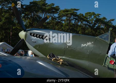 Holt, Norfolk, Vereinigtes Königreich - 21. SEPTEMBER 2024: Blick auf Nase und Propeller des MK805 'Peter John III' Spitfire-Flugzeugs während des Wochenendes der 1940er Jahre Stockfoto