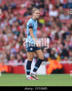 Vivianne Miedema sieht die Arsenal-Fans tränenvoll an, als sie am Sonntag, den 22. September 2024, beim Barclays FA Women's Super League-Spiel zwischen Arsenal und Manchester City im Emirates Stadium in London abgeholt wird. (Foto: Jade Cahalan | MI News) Credit: MI News & Sport /Alamy Live News Stockfoto