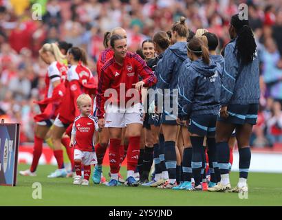 Lotte Wobben Moy mit einem Maskottchen vor dem Spiel der Barclays FA Women's Super League zwischen Arsenal und Manchester City im Emirates Stadium, London am Sonntag, den 22. September 2024. (Foto: Jade Cahalan | MI News) Credit: MI News & Sport /Alamy Live News Stockfoto