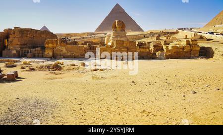 Herrlicher Blick auf die große Sphinx von Gizeh mit der Pyramide von Khafre im Hintergrund, vom Taltempel auf dem Gizeh-Plateau aus gesehen Stockfoto
