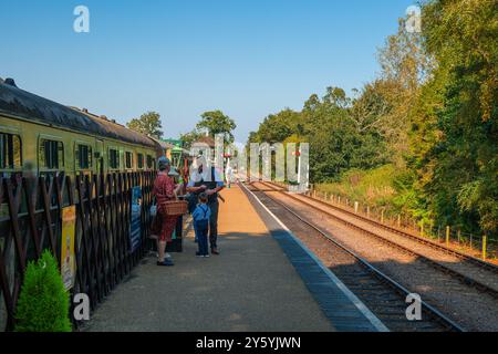 Holt, Norfolk, Vereinigtes Königreich - 21. SEPTEMBER 2024: Foto von Menschen in Vintage-Kleidung der 1940er Jahre auf dem Bahnsteig Stockfoto