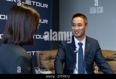 Johannesburg, Südafrika. September 2024. KE Chuandeng (R), Vizepräsident von JETOUR Auto, spricht während eines Interviews mit Xinhua in Johannesburg, Südafrika, 20. September 2024. ZUM BEISPIEL „Roundup: Chinese Autakers Eye Opportunities in African Market“ Credit: Zhang Yudong/Xinhua/Alamy Live News Stockfoto