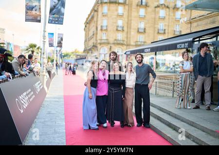 Clara Segura, Enric Auquer, Macarena Garcia, Maria Rodriguez Soto nahmen an Mugaritz Teil. Sin Papa ni postre' Red Carpet während des 72. San Sebastian International Film Festival im Victoria Eugenia Theatre am 23. September 2024 in Donostia/San Sebastian, Spanien. Stockfoto